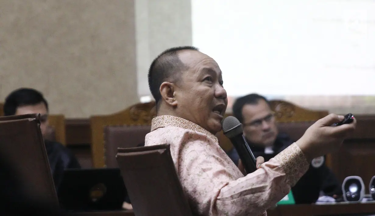 Syafruddin Arsyad Temenggung menjalani sidang dengan agenda pemeriksaan terdakwa  kasus penerbitan Surat Keterangan Lunas (SKL) BLBI.(Liputan6.com/Herman Zakharia)
