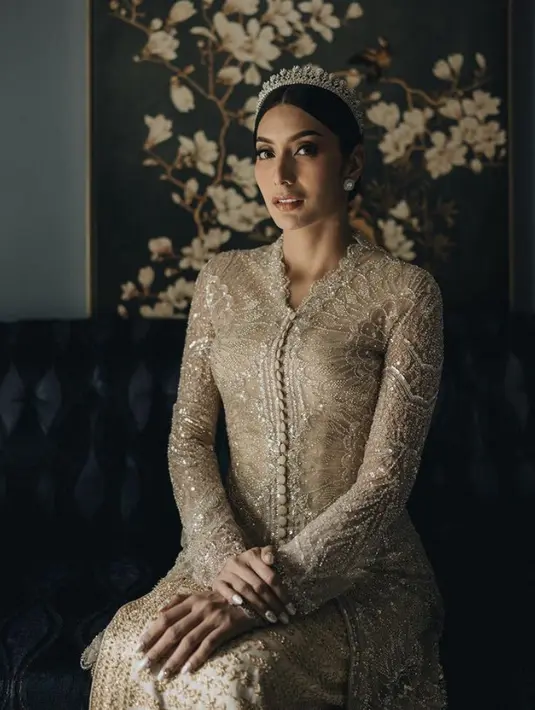 Saat akad nikah, Tyas tampil mengenakan kebaya melayu berbordir warna kecoklatan dari Didiet Maulana lewat brandnya Svarna by Ikat Indonesia. Dipadukan oleh kain songket sebagai bawahannya. [@morden.co]