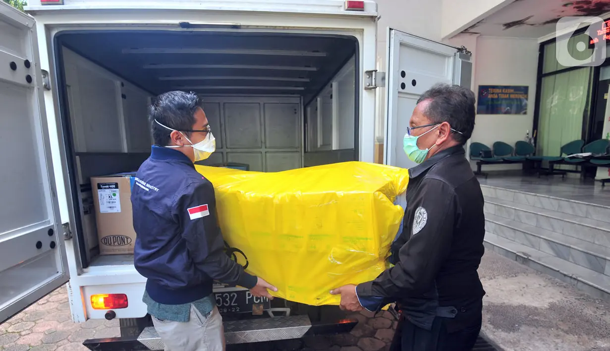 Petugas mengangkat bantuan APD (Alat Pelindung Diri) Saint Gobain Group kepada Sudin Kesehatan Jakarta Selatan di Jakarta, Kamis (2/4/2020). Bantuan untuk tenaga medis di 8 RSUD di Jakarta Selatan sebagai titik konsentrasi terbesar wabah COVID-19 di Jakarta. (Liputan6.com/HO/Iwan)