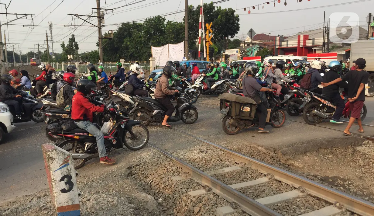 Kendaraan melintasi jalur putar balik yang juga merupakan perlintasan sebidang di kawasan Tanjung Barat, Jakarta, Kamis (19/12/2019). Mulai Sabtu (21/12) mendatang, jalur putar balik itu akan ditutup, terkait proyek pembangunan flyover di kawasan tersebut. (Liputan6.com/Immanuel Antonius)