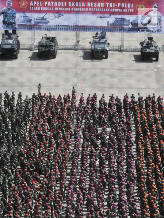 Prajurit TNI dan personel Polri melaksanakan Apel Patroli Skala Besar TNI-Polri di JIExpo, Kemayoran, Jakarta Pusat, Minggu (14/4). TNI dan POLRI siap mengamankan pelaksanaan Pemilu serentak  17 April 2019 mendatang dengan menjamin keamanan masyarakat sampai ke TPS. (merdeka.com/Iqbal S. Nugroho)
