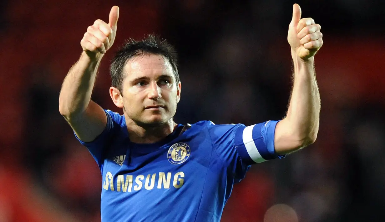 Selebrasi gelandang Chelsea, Frank Lampard setelah berakhirnya laga menghadapi Southampton pada putaran ketiga Piala FA 2012/2013 di St Mary's Stadium, Southampton (5/1/2013). Frank Lampard yang didatangkan Chelsea dari West Ham pada awal musim 2001/2002 dengan nilai transfer 16 juta euro, akhirnya dilepas gratis ke New York City di MLS pada awal musim 2014/2015. Selama 13 musim membela The Blues ia total bermain dalam 648 laga di semua ajang dengan torehan 211 gol dan 145 assist. (AFP/Olly Greenwood)