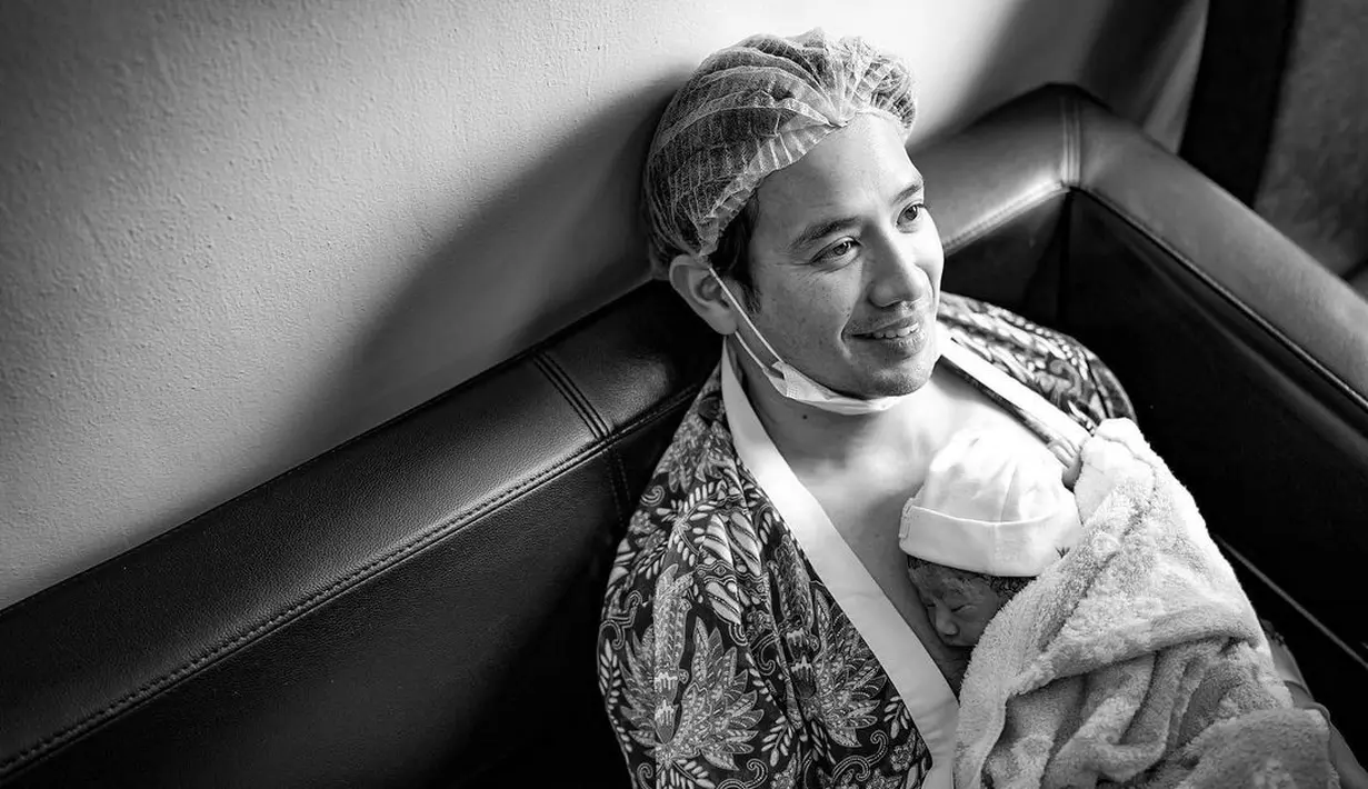 Tara Budiman punya cara sendiri mengekspresikan kebahagiaan atas lahirnya anak kedua. Di medsos, ia mengunggah empat foto monokrom saat berada di rumah sakit menemani Gya Sadiqah. Bersama foto itu, Tarra Budiman mengabarkan, “Kayma Jayna Agyra: Anaknya Gya Tarra yang selalu ramah dan murah hati. Nah seperti itu doa yang selalu ada ketika nama lengkapnya disebut. Amin!” (Foto: Bukaan Moment dari Instagram @tarrabudiman)