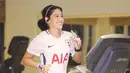 Dian Sastro adalah pendukung Tottenham Hotspur, terlihat ia mengenakan jersey klub asal London tersebut ketika berolahraga. (Foto: Dian Sastro/ Instagram)