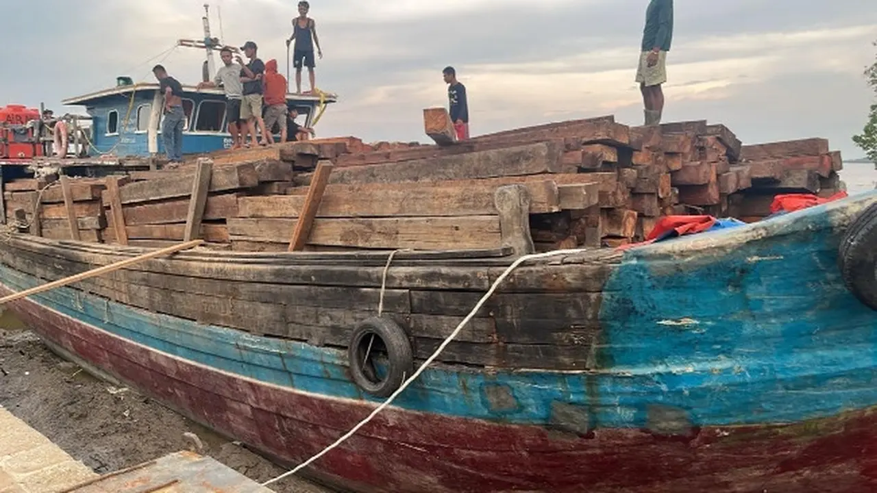 Kapal dan barang bukti ilegal logging di Kepulauan Meranti yang disita Polda Riau.
