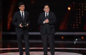 Managing Director Emtek, Sutanto Hartono menerima apresiasi sebagai Official Broadcaster PSSI Awards untuk Emtek di Studio 6 Emtek City, Jakarta Barat, pada Sabtu (28/3/2026) malam WIB. (Bola.com/Bagaskara Lazuardi)