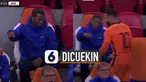 Wijnaldum hanya memberikan ekspresi senyum malu saat kejadian itu.
