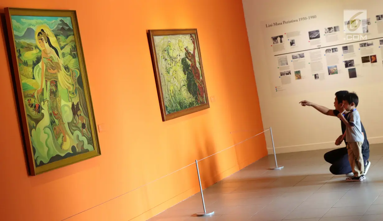 Pengunjung melihat koleksi seni yang dipamerkan pada pameran seni rupa koleksi nasional #2 yang bertema Lini Transisi di Galeri Nasional, Jakarta, Selasa (13/8/2019). Pameran berlangsung hingga 31 Agustus mendatang. (Liputan6.com/Helmi Fithriansyah)