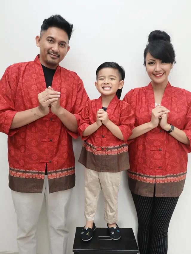 [Bintang] Kompak, Ini 8 Foto Keluarga Ryan Delon yang Jauh dari Gosip