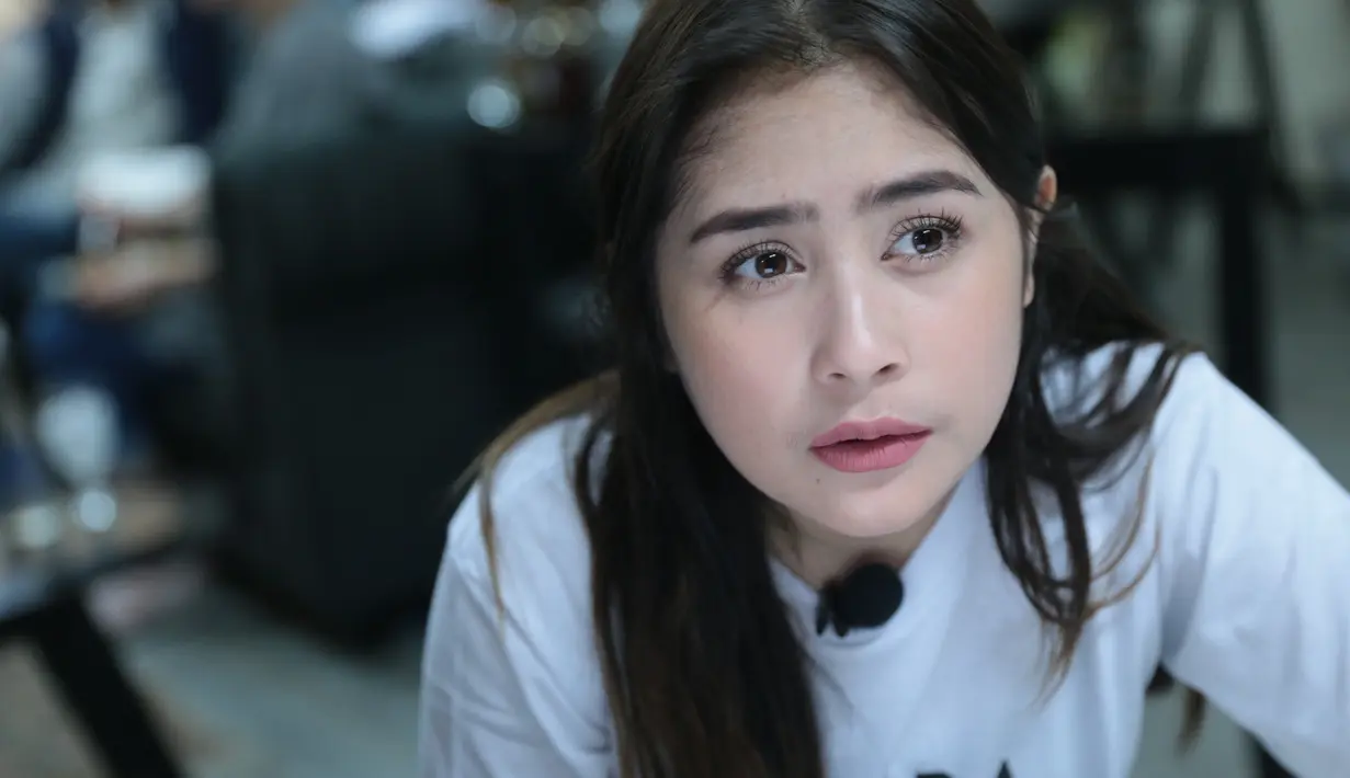 "Yang nanya banyak sih, kebanyakan tentang konser sih. Ada yang nanya gimana kesibukan aku, persiapan konser aku gimana,” ucap Prilly usai melakukan Live Chatting di BBM Celebs, di Conclave, Jakarta Selatan (16/12). (Adrian Putra/Bintang.com)
