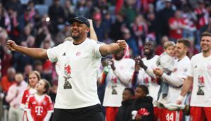Pelatih Bayern Munchen, Vincent Kompany merayakan kepastian timnya mengunci titel juara Bundesliga. (Karl-Josef HILDENBRAND / AFP)