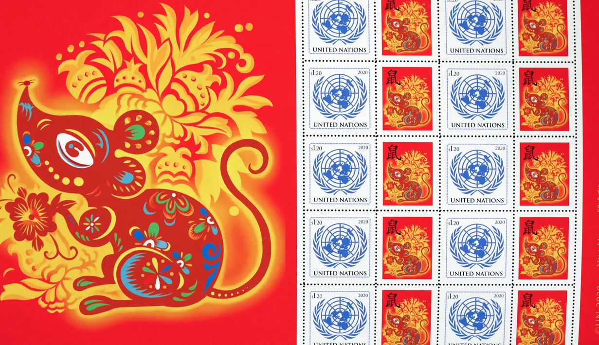 Foto yang diabadikan pada 13 Januari 2020 ini memperlihatkan carik kenangan (stamp sheet) edisi Tahun Tikus di Administrasi Pos Perserikatan Bangsa-Bangsa (UNPA), di markas besar PBB di New York. UNPA mengeluarkan prangko edisi khusus untuk merayakan Tahun Baru Imlek. (Xinhua/Li Muzi)
