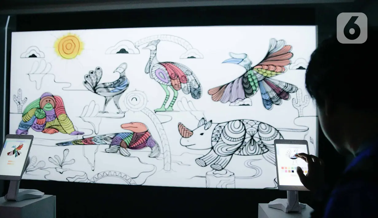 Pengunjung melihat pameran seni berbasis teknologi berwujud sorotan cahaya futuristik 'Wave of Tomorrow' di Jakarta, Sabtu (21/12/2019). Acara ini diselenggarakan dari 20-29 Desember 2019. (Liputan6.com/Faizal Fanani)