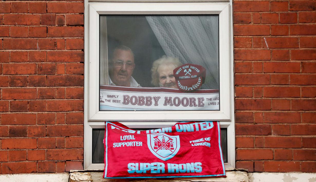 Dua suporter melihat keluar jendela stadion Boleyn Ground sebelum pertandingan West Ham United vs Manchester United G(10/5/2016). (Action Images via Reuters/John Sibley)