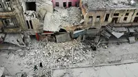 Pandangan dari udara menunjukkan bangunan yang hancur setelah serangan udara rezim di Kota Ariha, Idlib, Suriah, Rabu (15/1/2020). Serangan udara tersebut dilakukan di tengah gencatan senjata yang sedang berlangsung di Idlib. (Omar HAJ KADOUR/AFP)