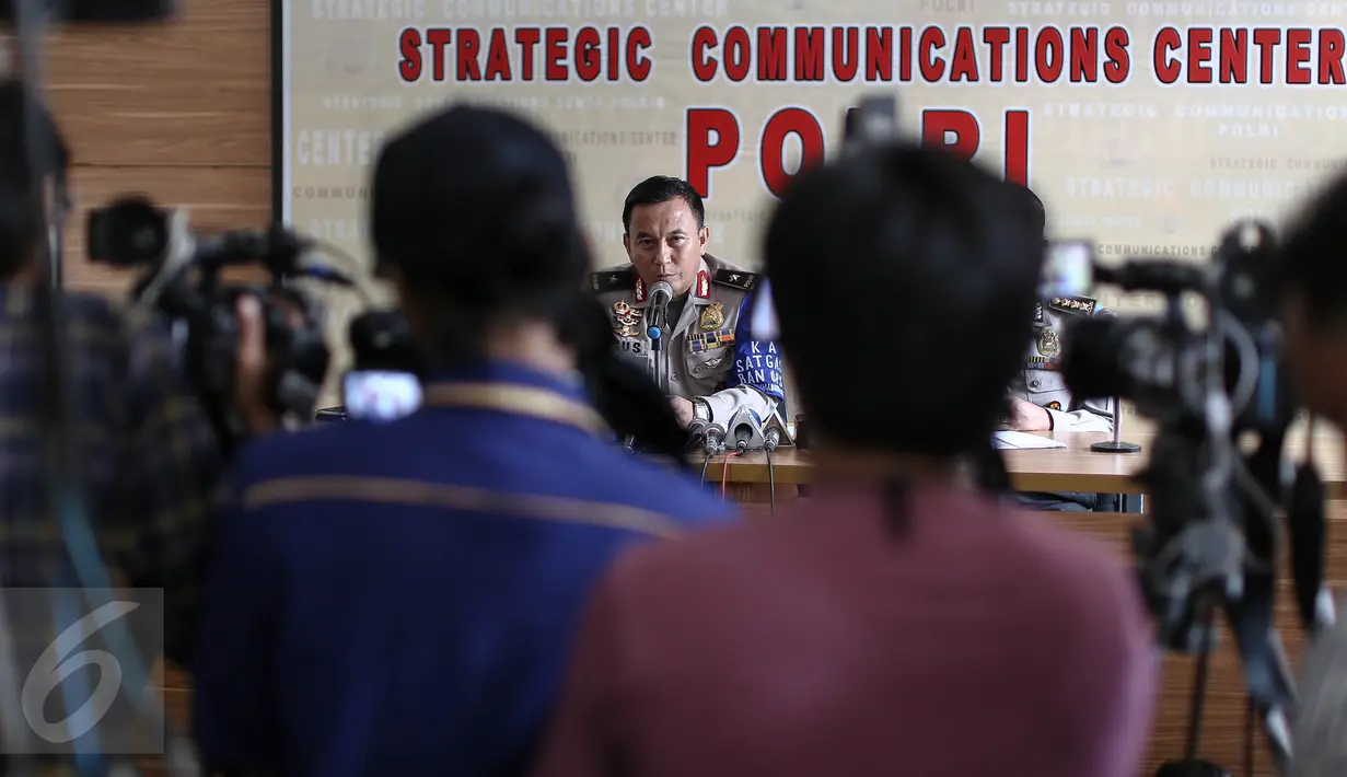 Karo Penmas Humas Polri Brigjen Pol Agus Rianto memberikan keterangan di Mabes Polri Jakarta, Selasa (5/7). Pada proses olah TKP ditemukan beberapa material yang diduga digunakan pada bom bunuh diri di Polresta Surakarta. (Liputan6.com/Faizal Fanani)
