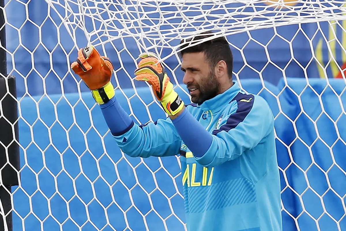 FOTO: 6 Kiper Hebat Yang Gagal Menggantikan Posisi Gianluigi Buffon di Timnas Italia