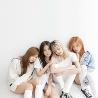 Foto Jennie dengan BLACKPINK di momen anniversary (Instagram @jennierubyjane)