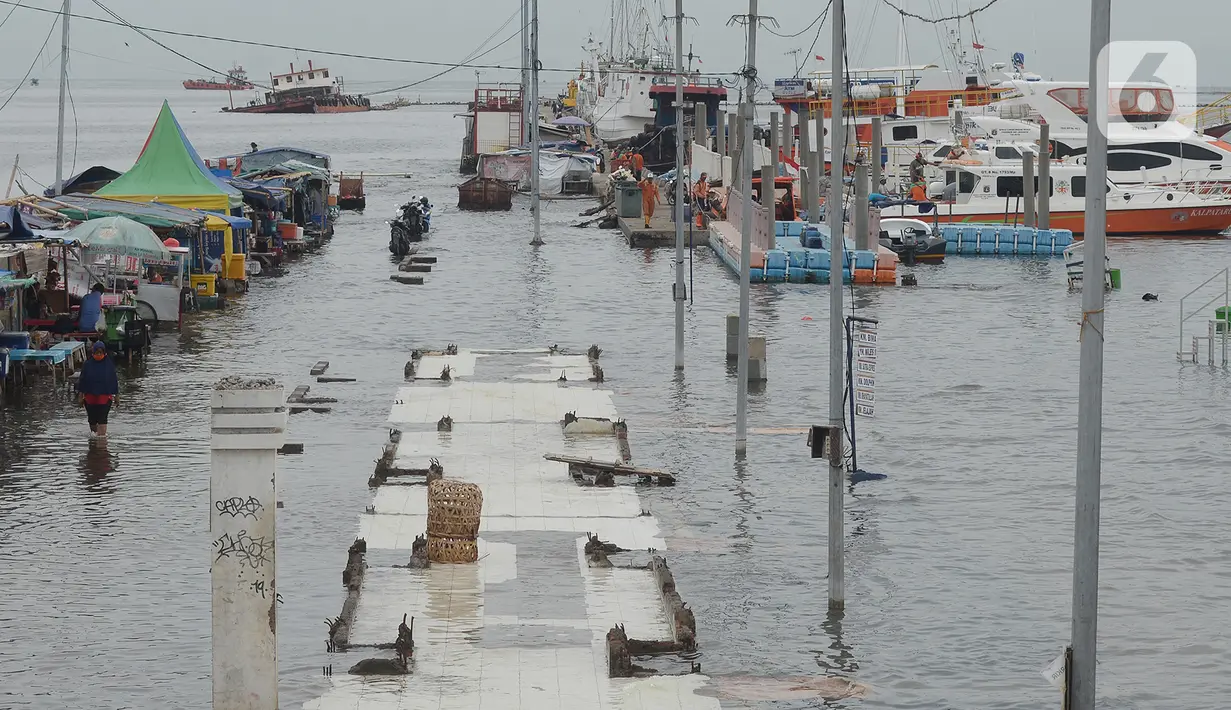 Aktivitas di dermaga pelabuhan kali Adem, Muara Angke, Jakarta, Kamis (31/12/2020). Badan Meteorologi Klimatologi dan Geofisika (BMKG) mengeluarkan peringatan dini kepada warga pesisir Jakarta untuk antisipasi banjir dan rob di malam pergantian Tahun Baru 2021. (merdeka.com/Imam Buhori)