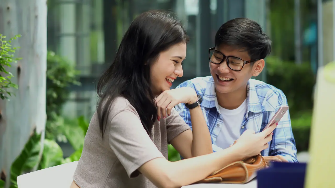 perempuan dan pasangan gemini yang jatuh cinta