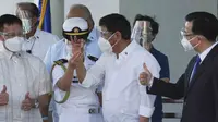 Presiden Filipina Rodrigo Duterte memegang vaksin COVID-19 Sinovac gelombang pertama yang tiba di negaranya, 28 Februari 2021 (AP Photo)