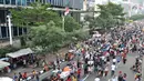 Pedagang kaki lima (PKL) berdagang di badan jalan saat car free day di kawasan Bundaran HI, Jakarta, Minggu (18/11). Kurangnya pengawasan menyebabkan PKL mengganggu kenyamanan warga berolahraga. (Merdeka.com/Iqbal S. Nugroho)