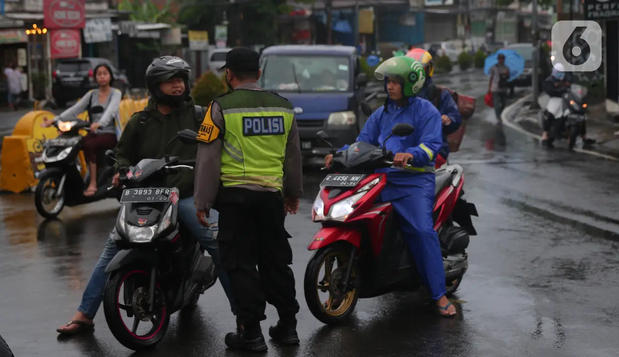 Pengendara motor menanyakan arah kepada polisi saat penutupan jalan KH Hasyim Ashari, Kota Tangerang, Banten, Sabtu (16/7/2022). Akibat banjir yang merendam kawasan tersebut membuat petugas harus menutup jalur dan memutarbalikan para pengendara yang melintas. (Liputan6.com/Angga Yuniar)