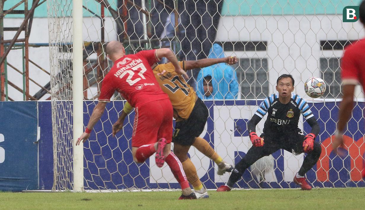 <p>Pemain Persija Jakarta, Michael Krmencik (kiri) berusaha menjebol gawang Bhayangkara FC yang dijaga Awan Setho Raharjo dalam pertandingan lanjutan pekan ke-25 BRI Liga 1 2022/2023 yang berlangsung di Stadion Wibawa Mukti, Cikarang, Jawa Barat, Kamis (16/2/2023). (Bola.com/Ikhwan Yanuar)</p>