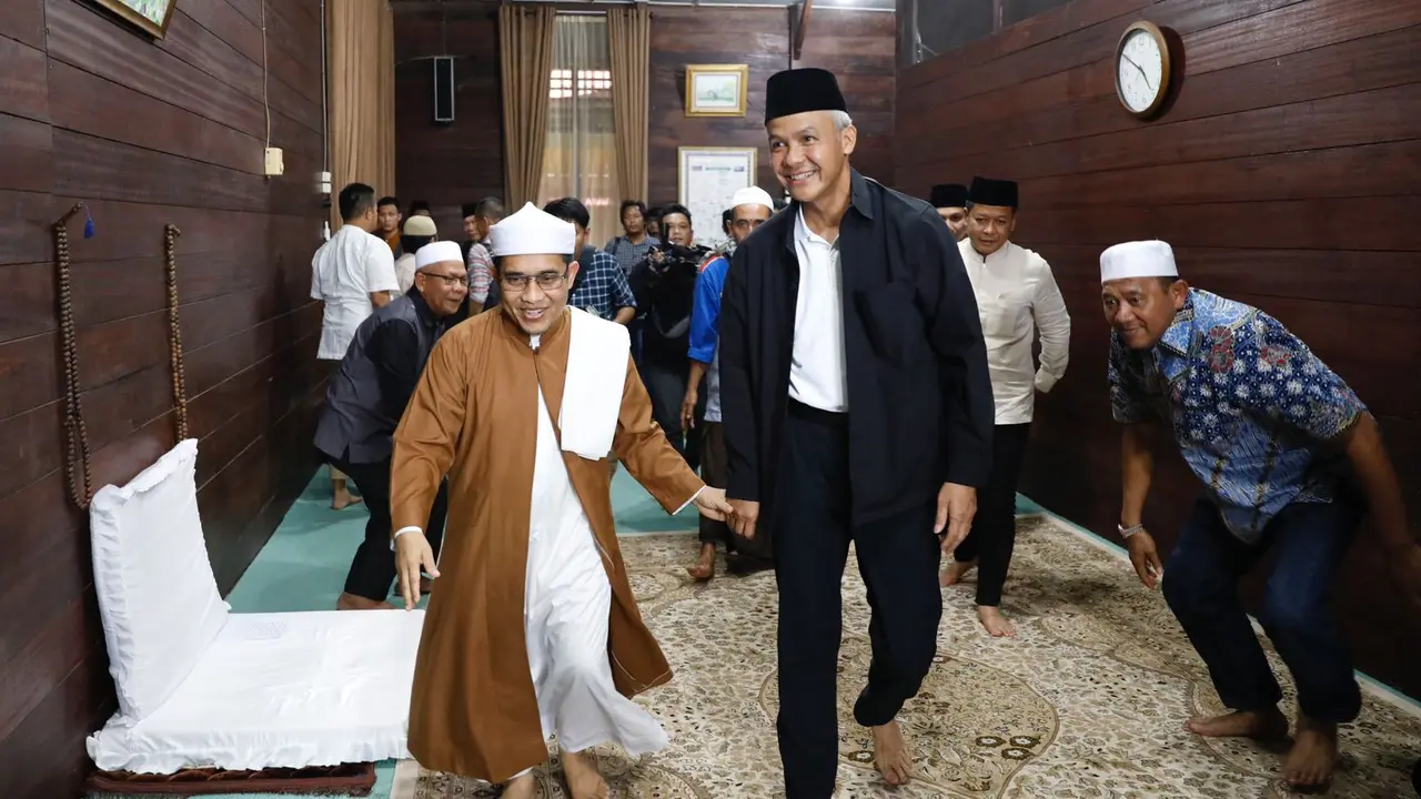 Gubernur Jawa Tengah Ganjar Pranowo, sowan ke kediaman Tuan Guru Babussalam Besilam, Syekh Zikmal Fuad Mursyid yang berada di Kecamatan Padang Tualang, Kabupaten Langkat.