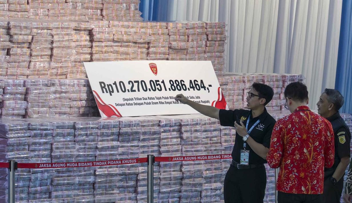 Para pejabat menyiapkan tumpukan duit kertas rupiah senilai sekitar 586,8 juta USD, nan disita dari beragam kasus korupsi dan denda lingkungan, sebelum upacara penyerahan dari Kejaksaan Agung kepada pemerintah Indonesia di gedung Kejaksaan Agung di Jakarta pada Rabu 13 Mei 2026. Kejaksaan Agung (Kejagung) kembali menyerahkan duit tunai hasil sitaan dan denda administratif penertiban area rimba senilai Rp 10,27 triliun ke kas negara. (BAY ISMOYO/AFP)