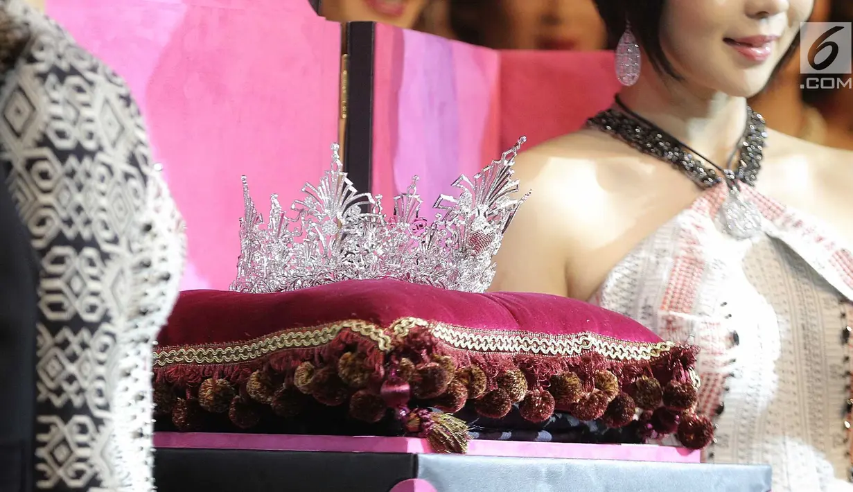 Mahkota Miss Grand Indonesia 2018 diperlihatkan pada gelaran Welcome Dinner di Jakarta, Rabu (11/7). Mahkota itu persembahan Passion Jewelry terdiri dari 7640 butir Berlian dan Ruby dengan total 71 karat senilai Rp3 miliar. (Liputan6.com/Faizal Fanani)
