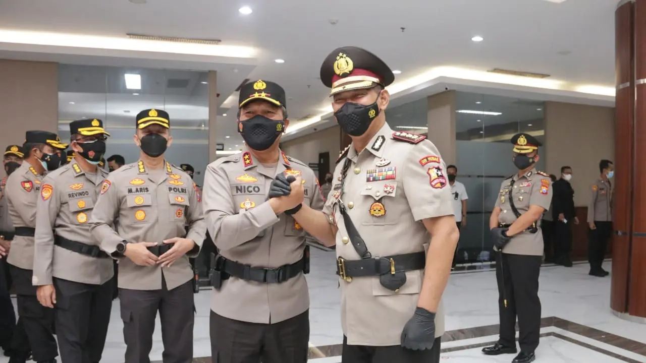 Kapolda Jatim Irjen Nico Afinta memimpin Sertijab empat Pejabat Utama (PJU) dan empat kapolres jajaran di Gedung Patuh Mapolda Jatim, Rabu (23/2/2022). (Dian Kurniawan/Liputan6.com)