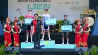 Menpora Dito Aryo Tejo serahkan hadiah kepada pembalap di etape pertama Internasional Tour de Banyuwangi Ijen. 2024. (Istimewa)