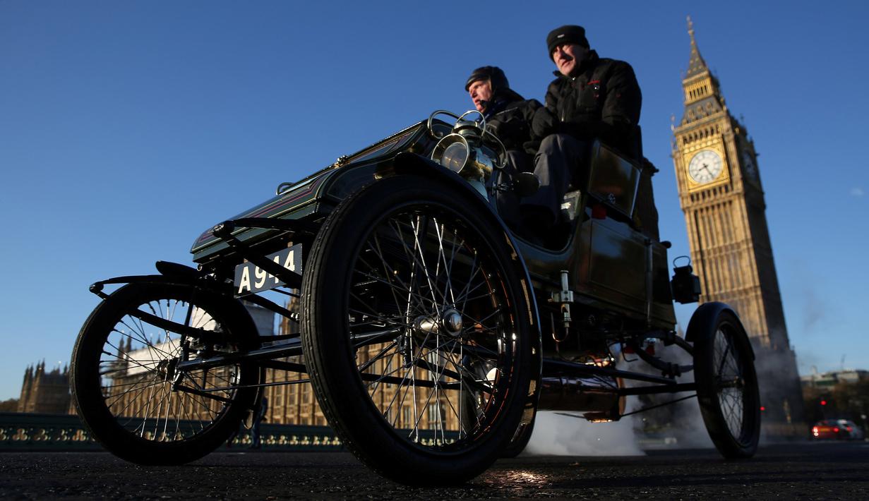 Peserta mengendarai mobil klasiknya melintasi Jembatan Westminster saat mengikuti tur tahunan dengan mobil veteran dari London ke Brighton di London, Inggris (6/11). Lebih dari 400 mobil klasik ikut memeriahkan acara tahunan ini. (Reuters/Neil Balai)