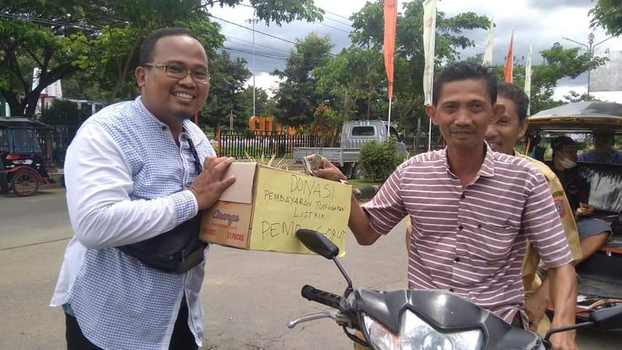 Warga Gorontalo utara mengumpukan donasi untuk membantu bayar listrik Kantor Bupati yang diputus PLN. (Foto: Liputan6.com/Arfandi Ibrahim).