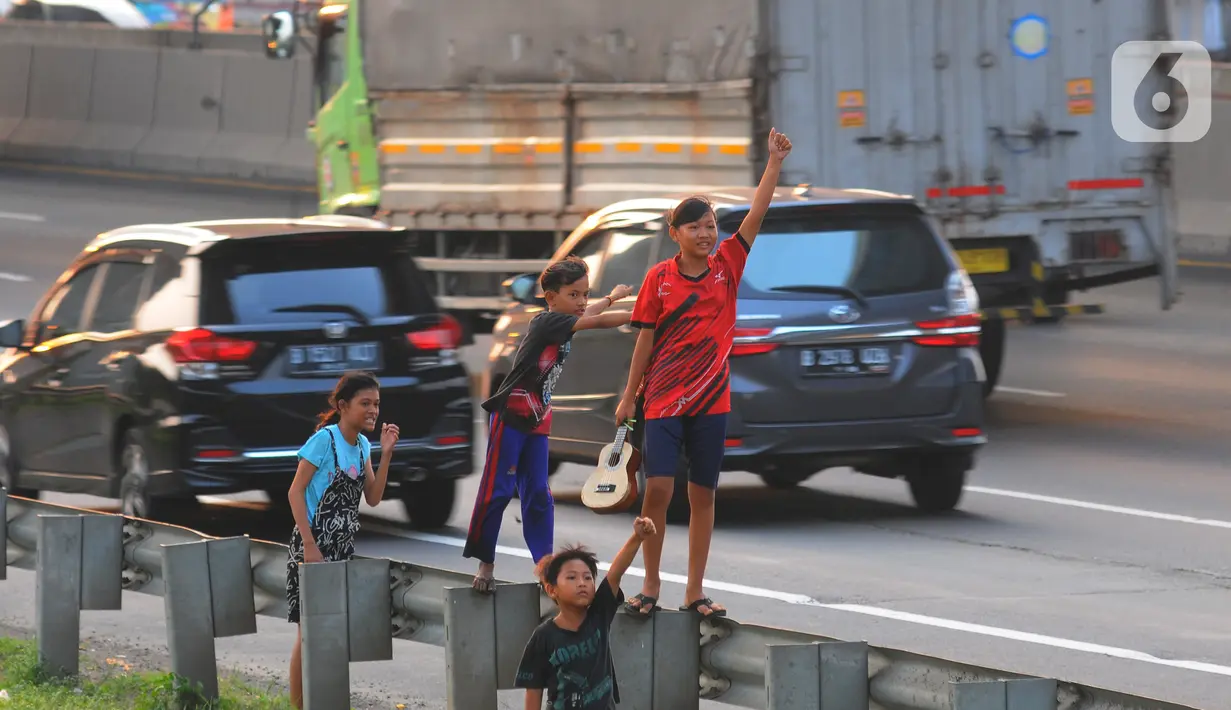 Demam klason telolet ini pun ramai dilakukan anak-anak di Kota Bekasi. (merdeka.com/imam buhori)