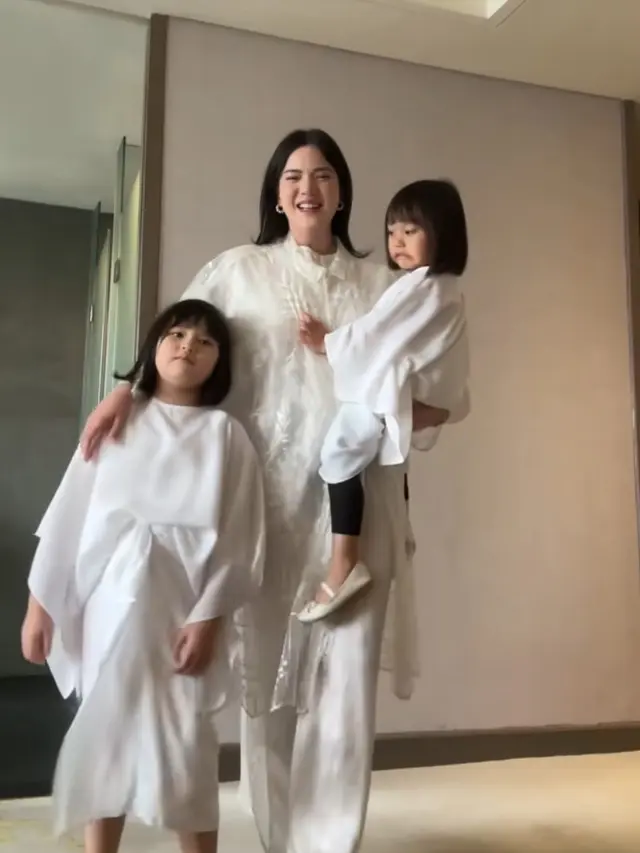 Gaya Artis Tanah Air Dibalut Baju Lebaran Lace Putih saat Lebaran.