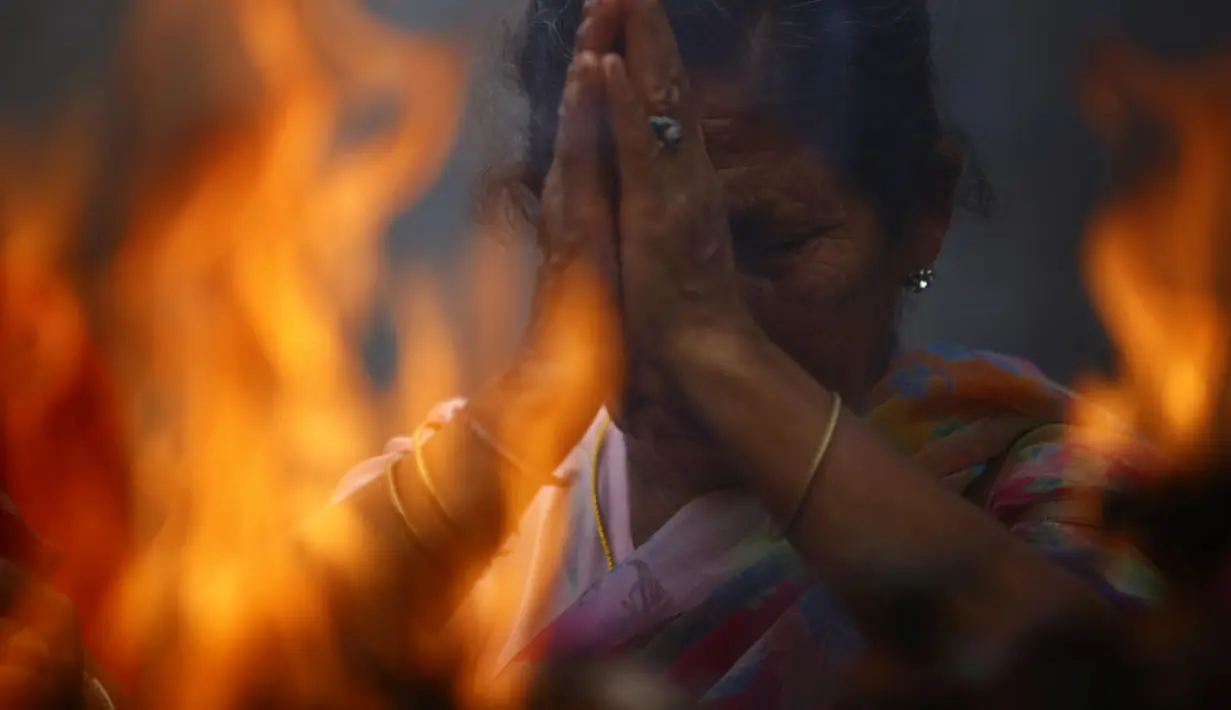 Seorang wanita berdoa di kuil Pashupatinath saat perayaan festival Teej di Kathmandu, (28/8/2014). (REUTERS/Navesh Chitrakar)