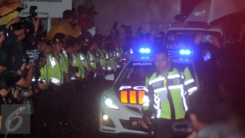 20160729- Ambulans Pembawa Jenazah Terpidana Mati-Nusakambangan-Helmi Afandi-0