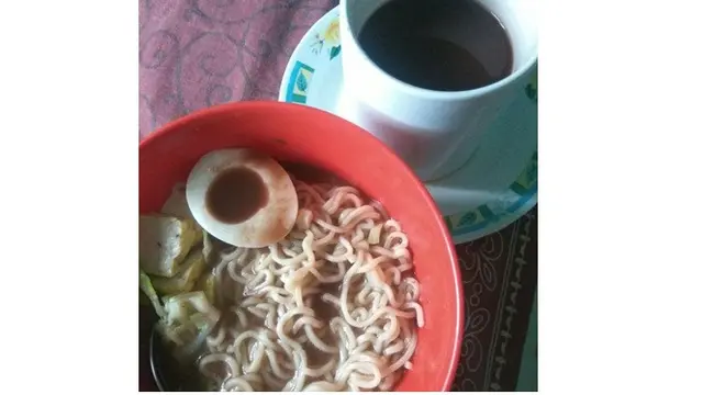 7 Cara Nyeleneh Makan Mi Instan Kuah ala Netizen Ini Bikin Geleng Kepala