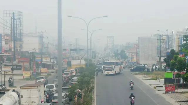 Suasana Pekanbaru yang sudah tiga pekan diselimuti kabut asap hasil kebakaran lahan dari berbagai daerah di Riau.