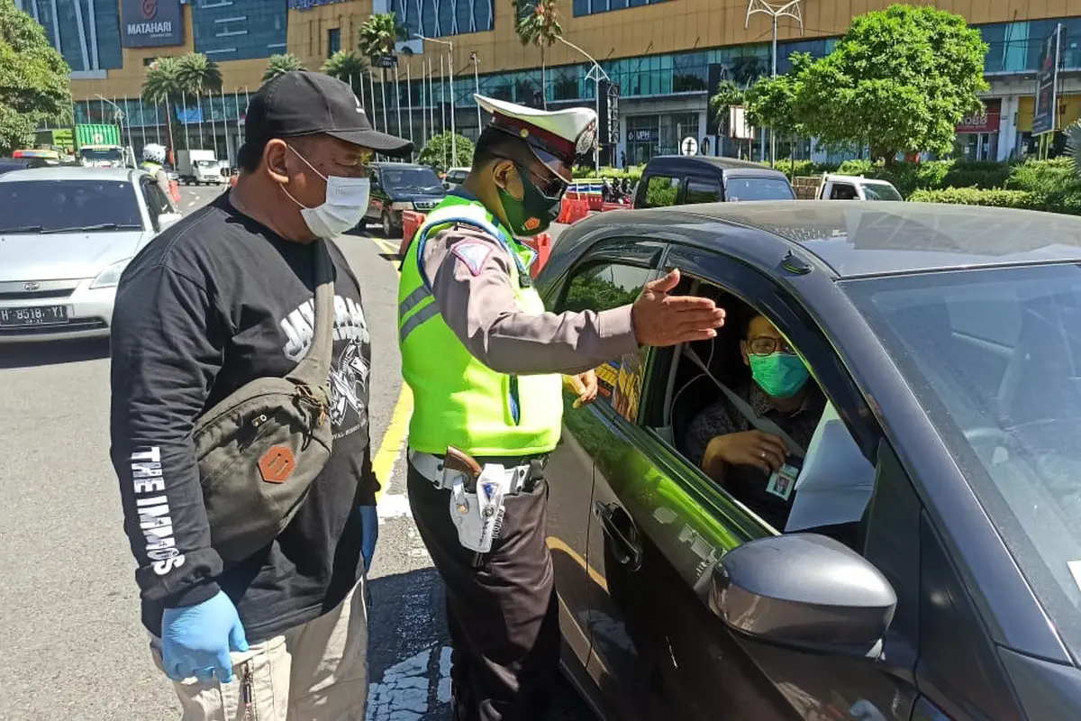 Penyekatan pengendara saat PPKM Darurat di Jatim. (Dian Kurniawan/Liputan6.com)