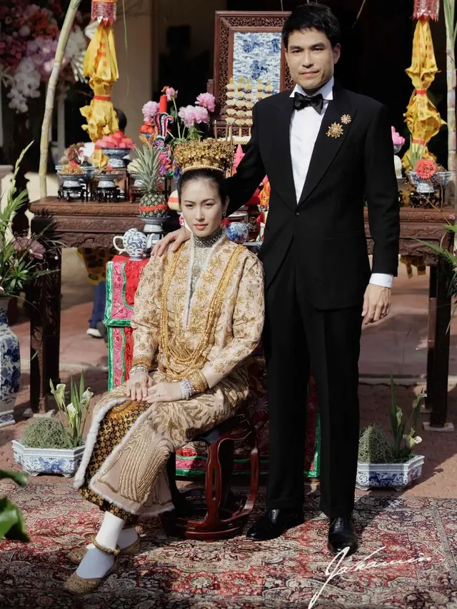 Detail Busana Pengantin Transgender Nong Poy Bertabur Emas Murni dan Sarung Batik Jawa