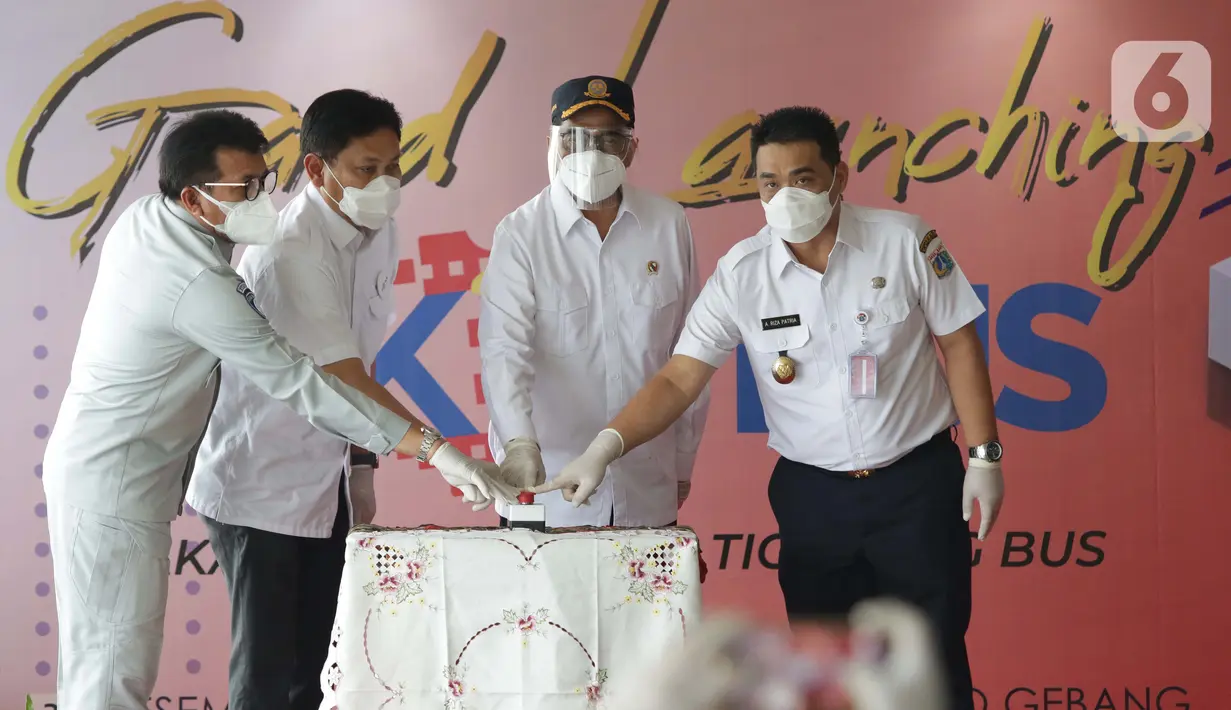 Menteri Perhubungan Budi Karya Sumadi (kedua kanan) bersama Wakil Gubernur DKI Jakarta Ahmad Riza Patria meresmikan penggunaan sistem tiket elektronik atau Jakarta Electronic Ticketing Bus di Terminal Pulo Gebang, Jakarta Timur, Kamis (31/12/2020). (Liputan6.com/Helmi Fithriansyah)