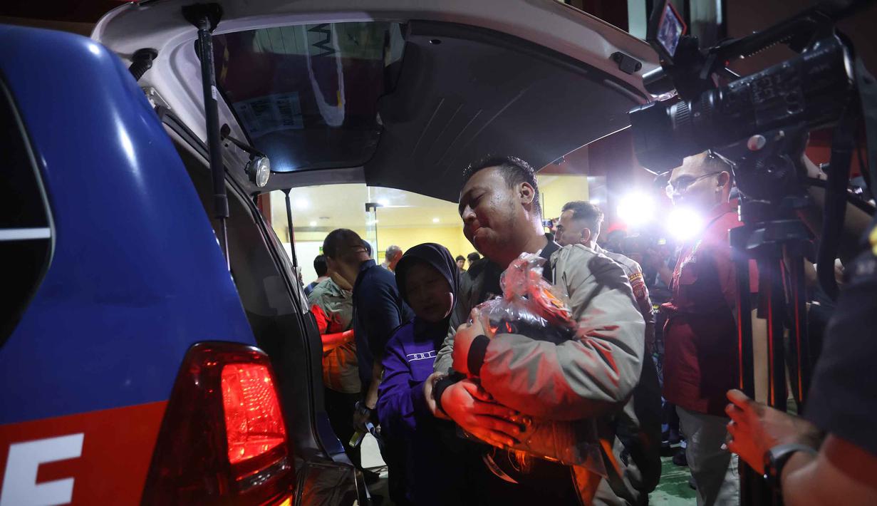 Keluarga salah satu korban kecelakaan kereta api, yang melibatkan KA Argo Bromo Anggrek dan KRL Commuter Line di Stasiun Bekasi Timur, tidak kuasa menahan kesedihan saat penyerahan jenazah yang sudah teridentifikasi di Rumah Sakit Polri Kramat Jati, Jakarta Timur, Selasa (28/4/2026). (Kapanlagi.com/Budy Santoso)