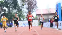 Persaingan final Sprint 100 meter putra tingkat pelajar SMA pada SAC Indonesia 2023 Kualifikasi Sumatra di Stadion Universitas Negeri Medan, Minggu (3/9/2023). (Bola.com/DBL Indonesia)