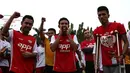 Yel dukungan untuk Alfin Tuasalamony. (Bola.com/Arief Bagus)