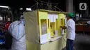 Menjelang perayaan Imlek 2576 Kongzili, para perajin barang-barang replika yang terbuat dari kertas untuk keperluan sembahyang dibanjiri pesanan. (Liputan6.com/Herman Zakharia)