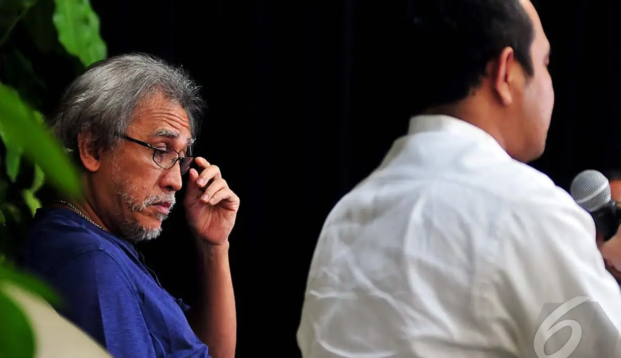 Iwan Fals mendengarkan keterangan Menteri Marwan Jafar yang menunjuk dirinya menjadi Duta Desa,  Depok, Selasa (16/12/2014). (Liputan6.com/Johan Tallo)