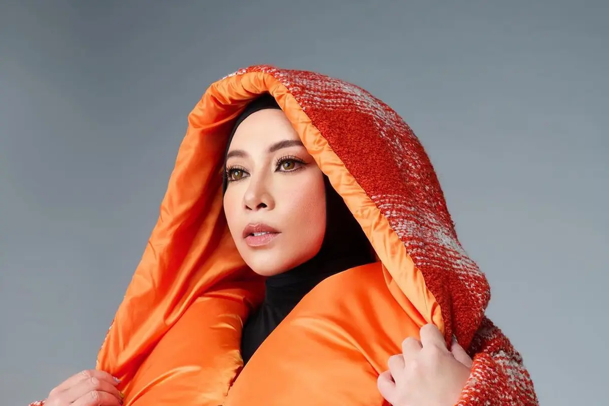 7 Gaya Pemotretan Melly Goeslaw dengan Busana Nyentrik, Jadi Sorotan